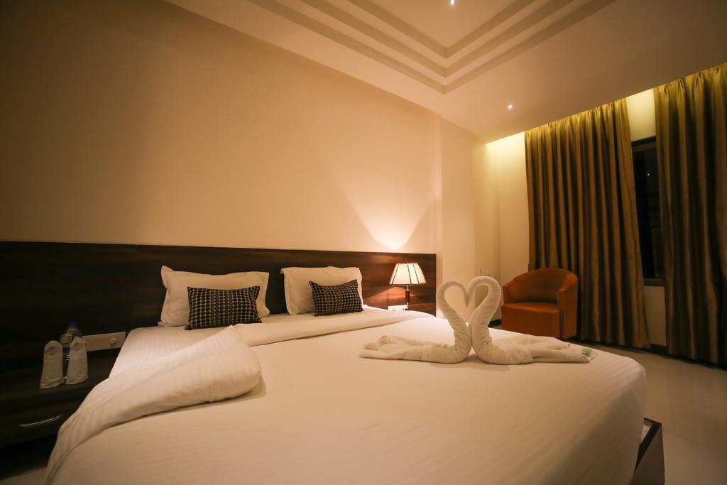 Meghdoot Hotel & Resort Удджайн Экстерьер фото