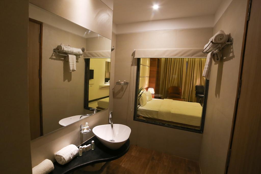 Meghdoot Hotel & Resort Удджайн Экстерьер фото