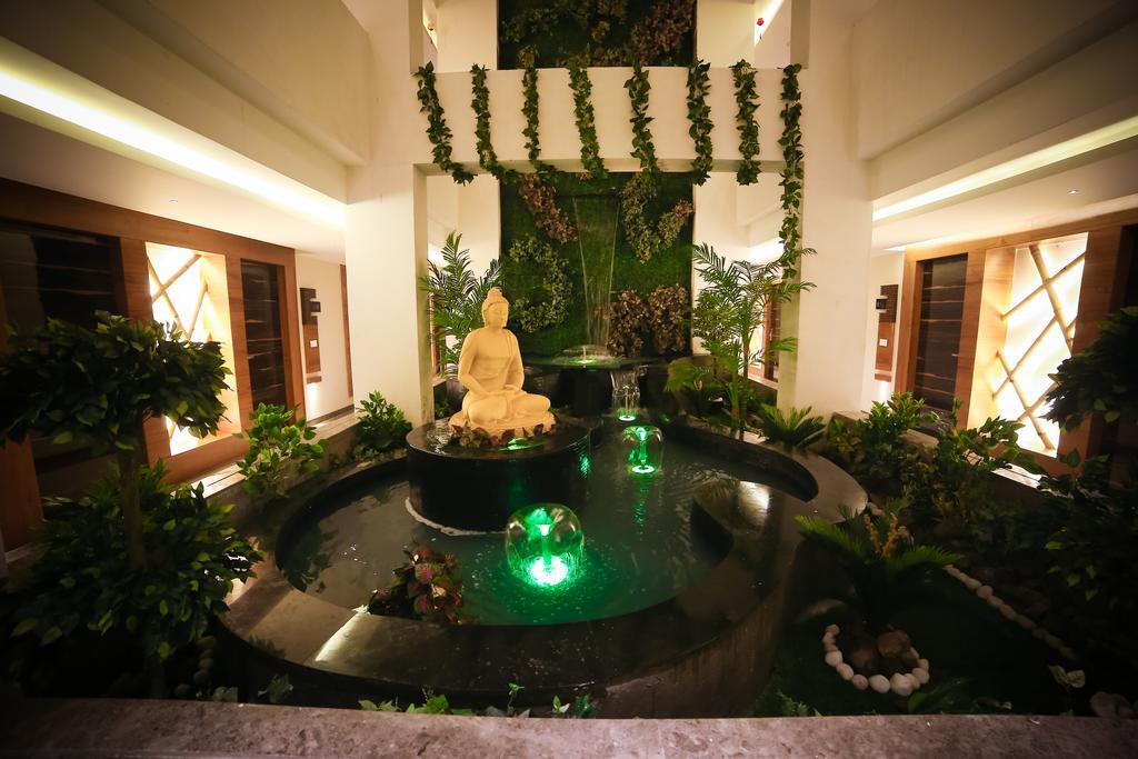 Meghdoot Hotel & Resort Удджайн Экстерьер фото